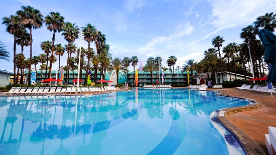 Piscina com tema de prancha de surfe